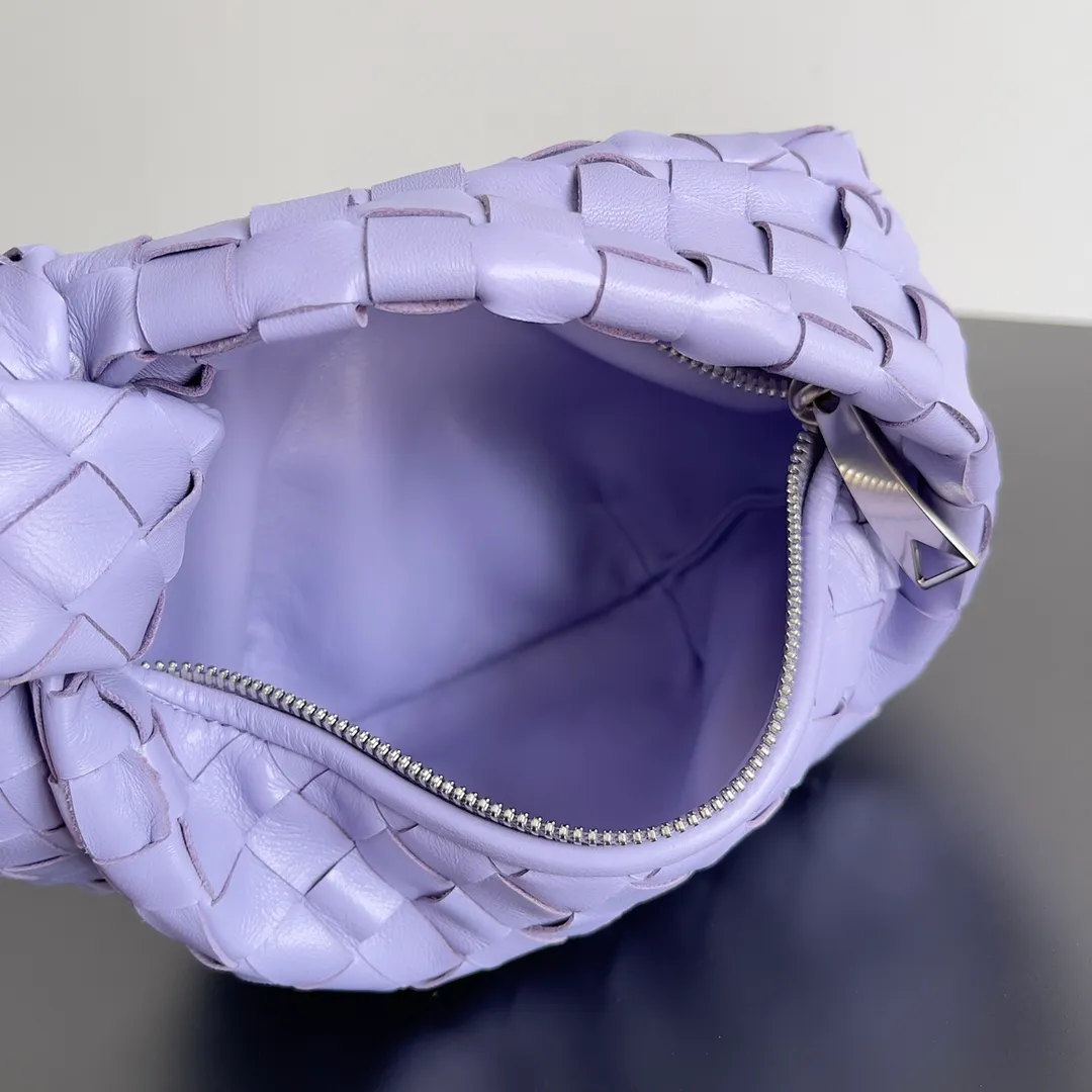 Batch 1120 Bottega veneta͙.——- The latest woven knotted hobo🔥 The top-grade lambskin leather is very soft, the bag shape is unique, practical and durable. It retains the traditional woven elements while being a little more flamboyant ~ Made of hand-woven sheepskin, zipper opening and closing, curved seamless structure, effortless to match. Highly recommended⚠️⚠️⚠️ The most high-end in the market🌈 Welcome to compare [Factory complete package] size: 23x15x5cm.   Model: 651876